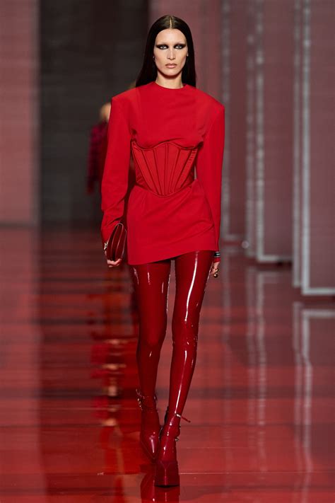 collezione versace autunno inverno 2021|versace fashion show.